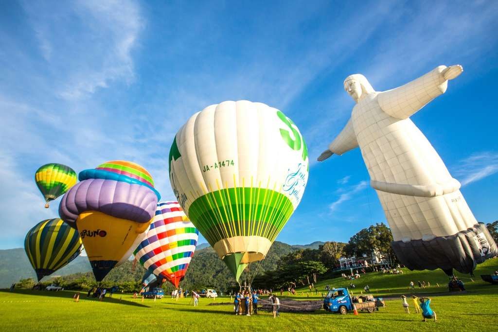 每年夏天在台東鹿野高台升空起飛的熱氣球