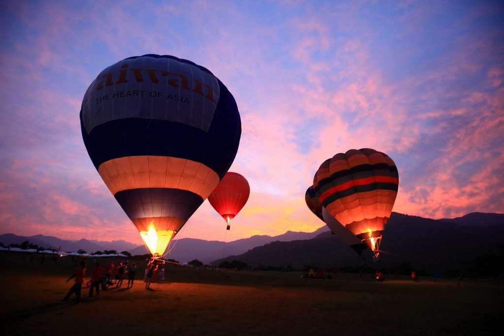 每年夏天在台東鹿野高台升空起飛的熱氣球，不僅為臺東天空帶來美麗繽紛的色彩，也吸引到了全世界的旅人透過這樣一個夢幻的載具飽覽臺東美景，
