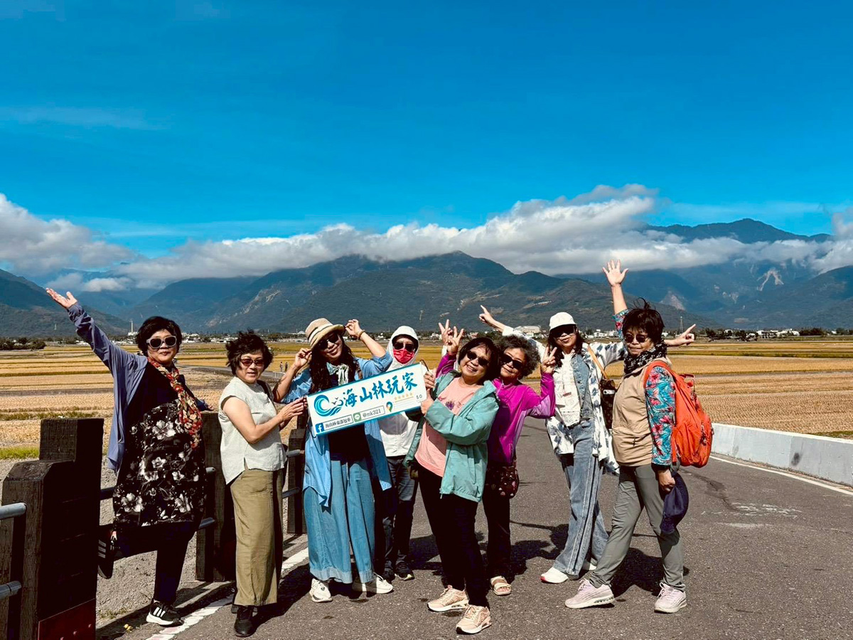 海山林玩家包車旅遊團體開心合照