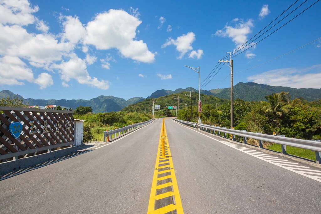 金剛大道筆直產業道路與梯田