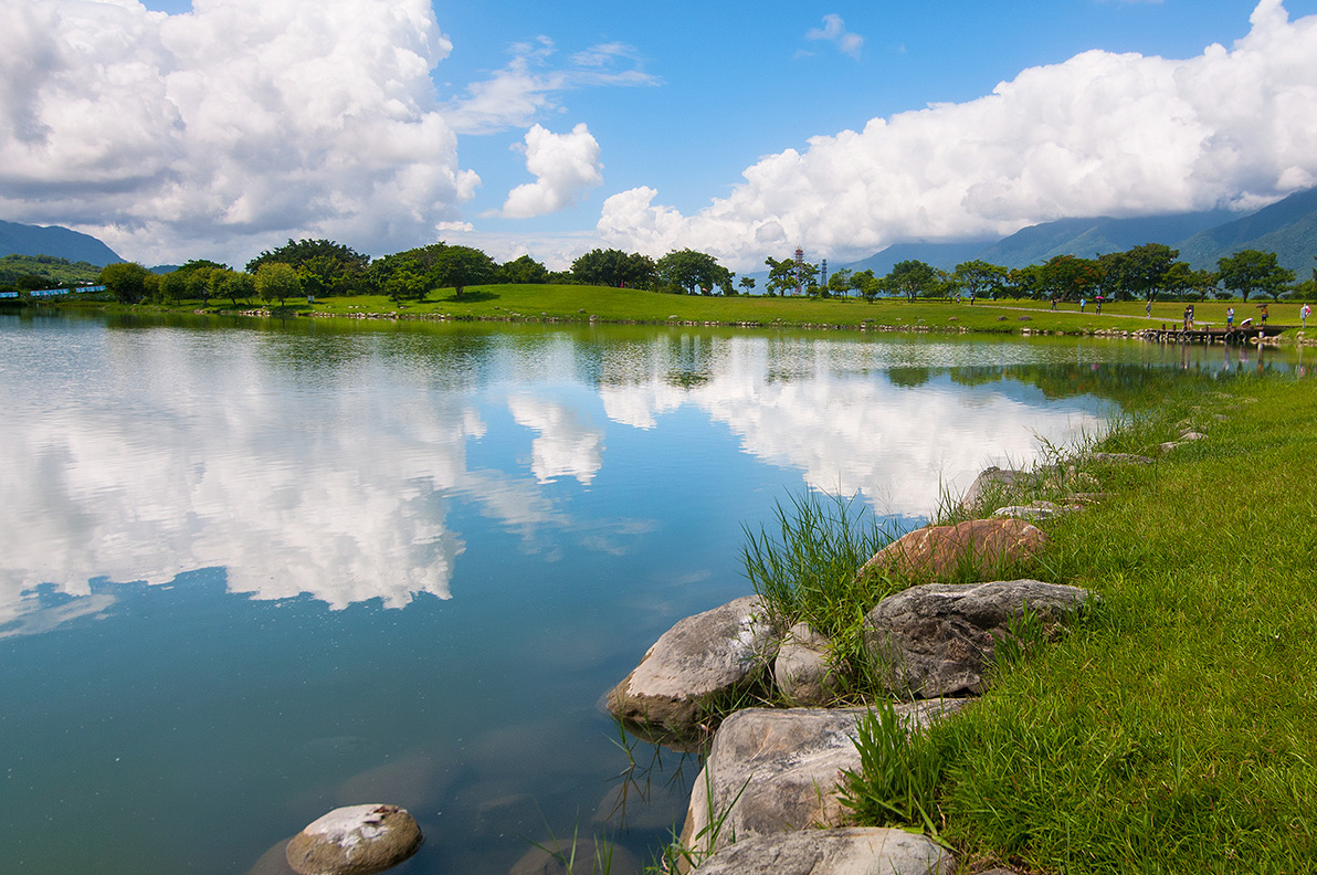 大波池湖面倒映藍天白雲的景色